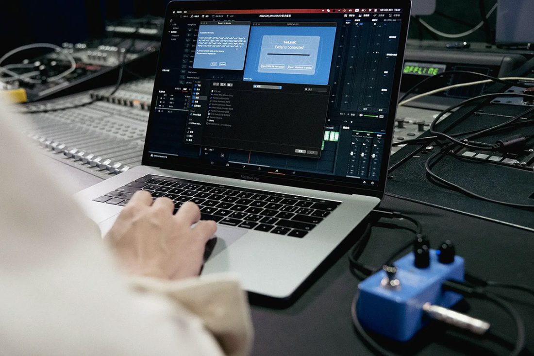 Nux HOOK, Mini Looper With Phones Out