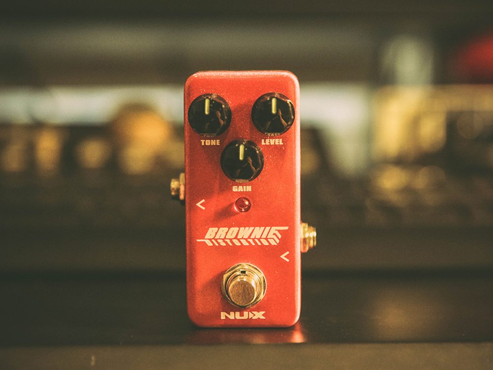 Nux Brownie, Distortion Banner